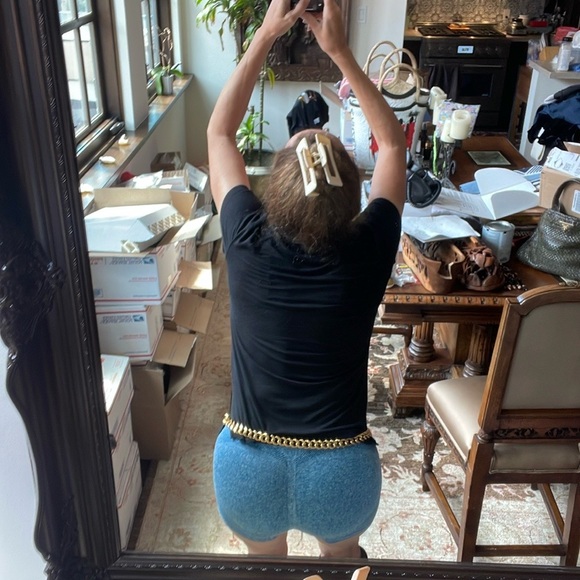 🌟🌟HOST PICK🌟🌟Beyond Stunning Chanel Belt comes with original box - Picture 3 of 9